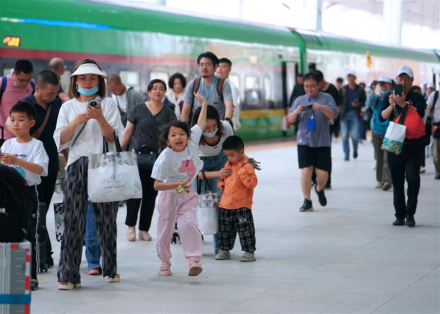 （新華全媒頭條·圖文互動）（11）一路飛架跨山河——寫在中老鐵路國際旅客列車開行首日