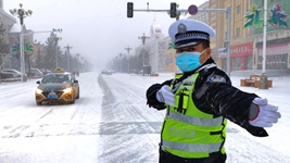 降雪已達到暴雪量級 中國“北極”漠河戰(zhàn)風斗雪保民生