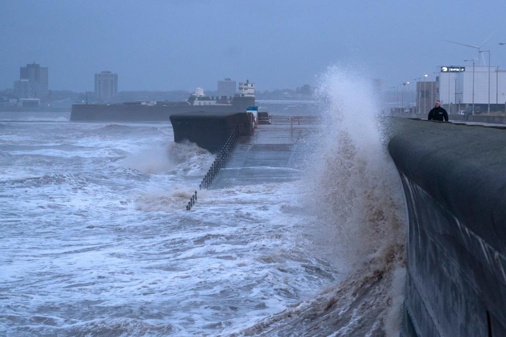 英國(guó)部分地區(qū)遭遇風(fēng)暴天氣