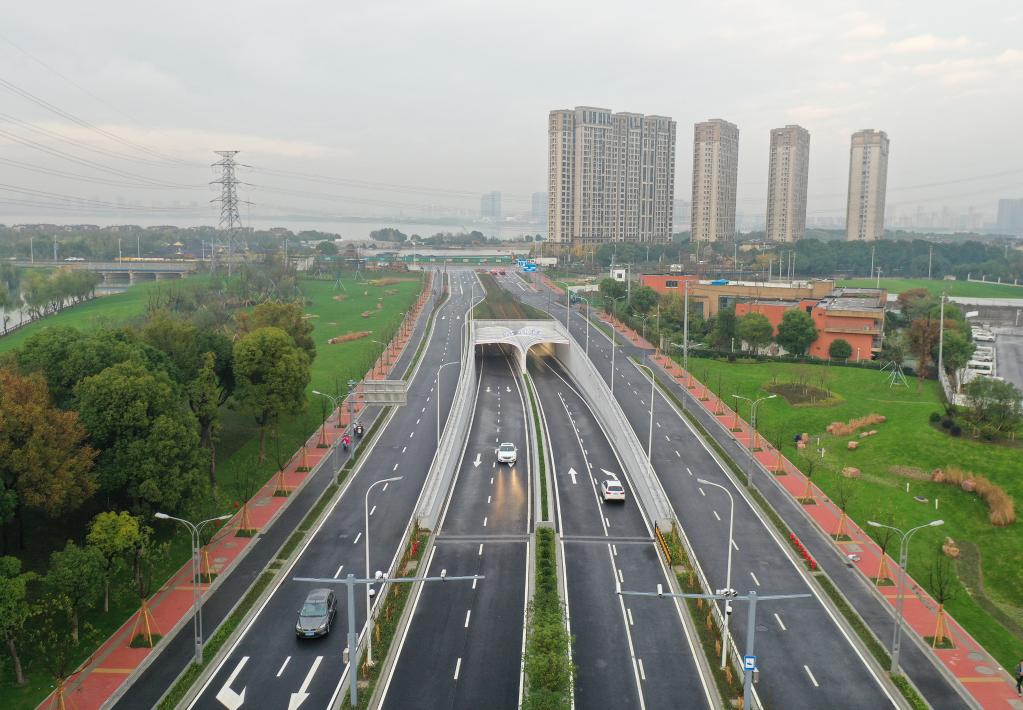 江蘇蘇州：下穿通航運(yùn)河異型雙層隧道建成通車(chē)