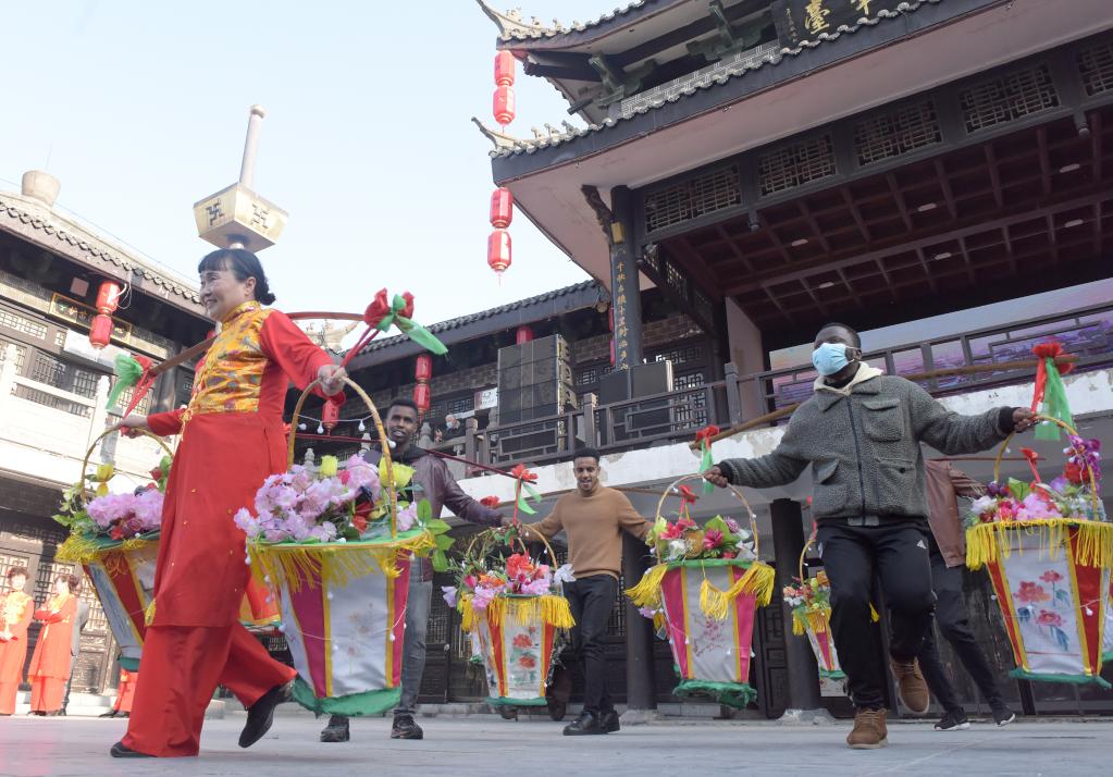 新華全媒+丨非洲留學(xué)生中國(guó)古鎮(zhèn)迎新春