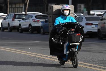 今年過(guò)年，開(kāi)車(chē)回家！——“95后”騎手李文達(dá)成了年度“小目標(biāo)”