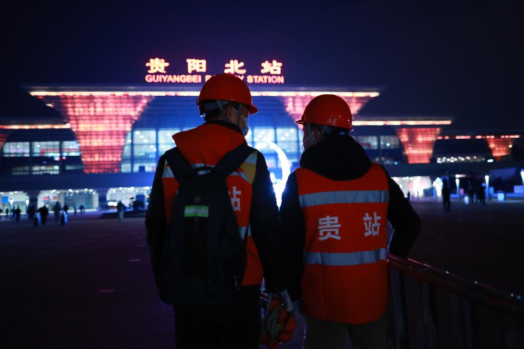 新春走基層丨春運(yùn)“夜行者”