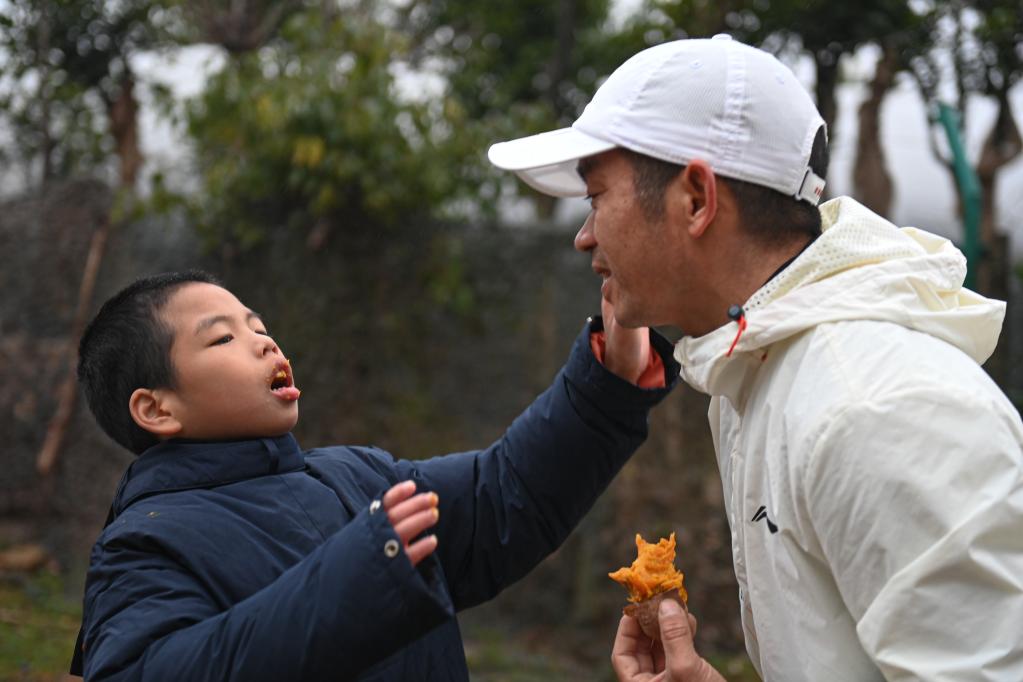 新華全媒+丨這位父親，推著兒子跑過(guò)56個(gè)馬拉松