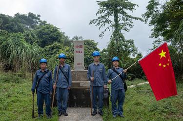 國道之行 從雪山奔向大海｜49年，他們帶著國旗走了25萬公里