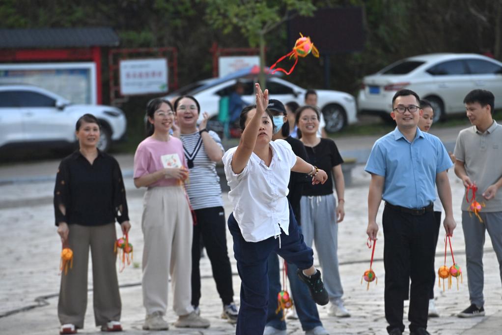 多彩民俗促團(tuán)結(jié)